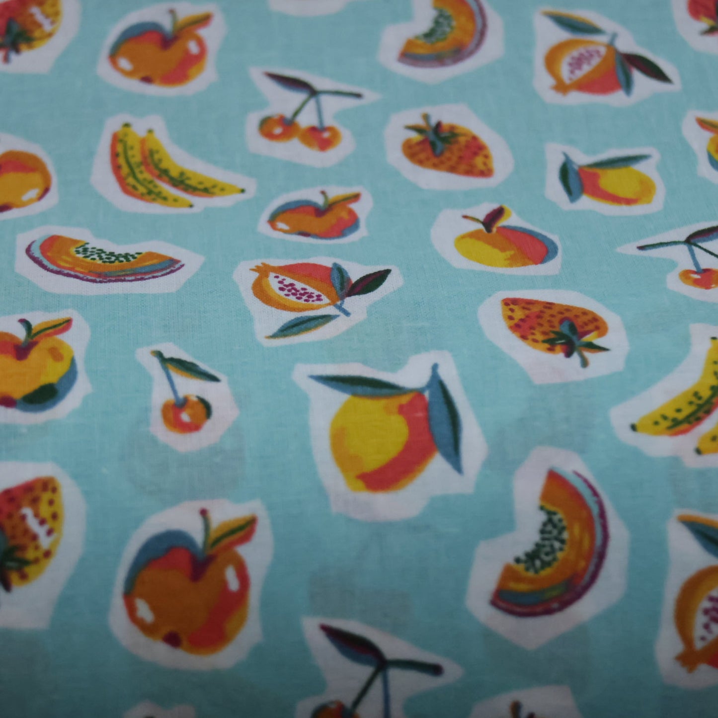 Coton Sirop de fruits colorés sur fond bleu ciel