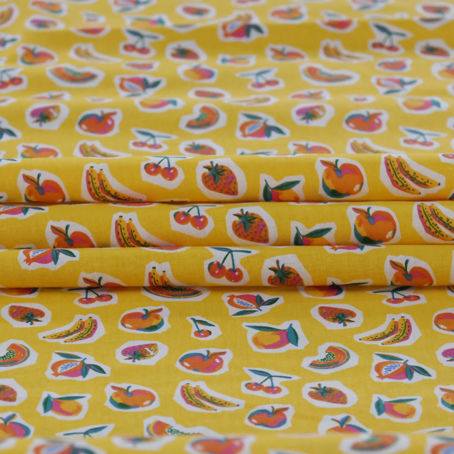 Coton Sirop de fruits colorés sur fond jaune