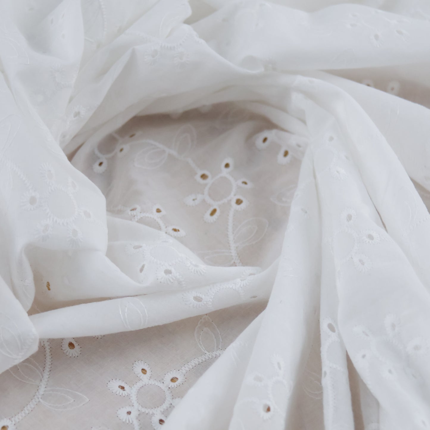 Broderie anglaise 1