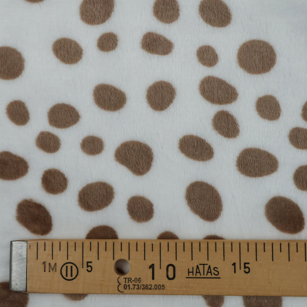 Polaire à pois marron sur fond blanc