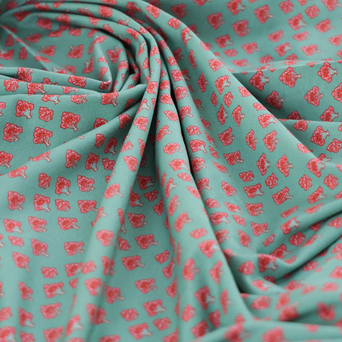 Jersey fleuri d'inspiration indienne sur fond vert