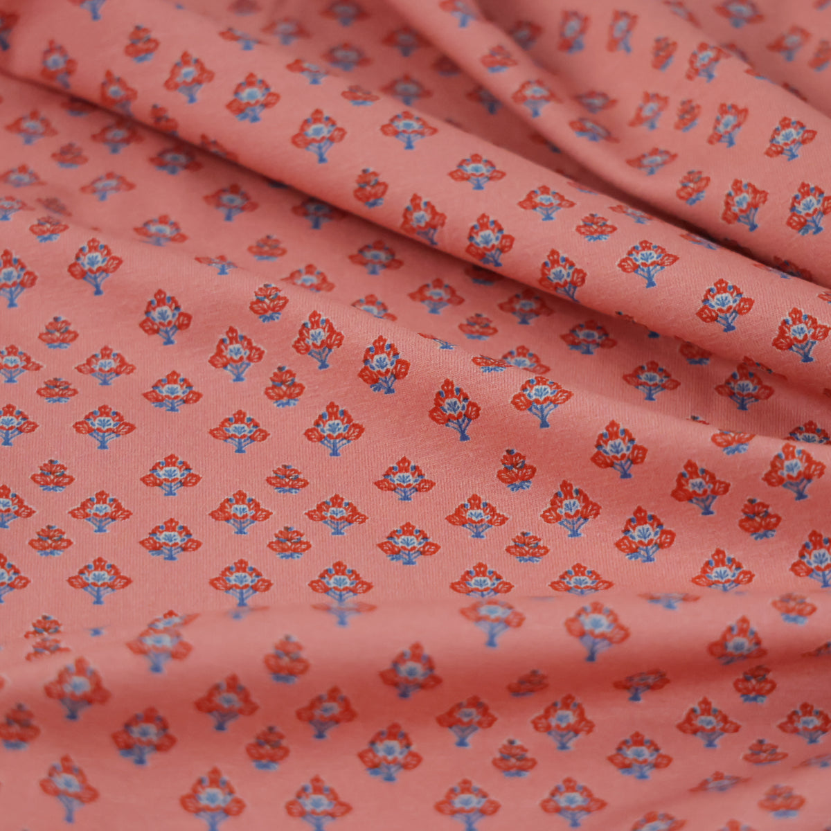 Jersey fleuri d'inspiration indienne sur fond rose