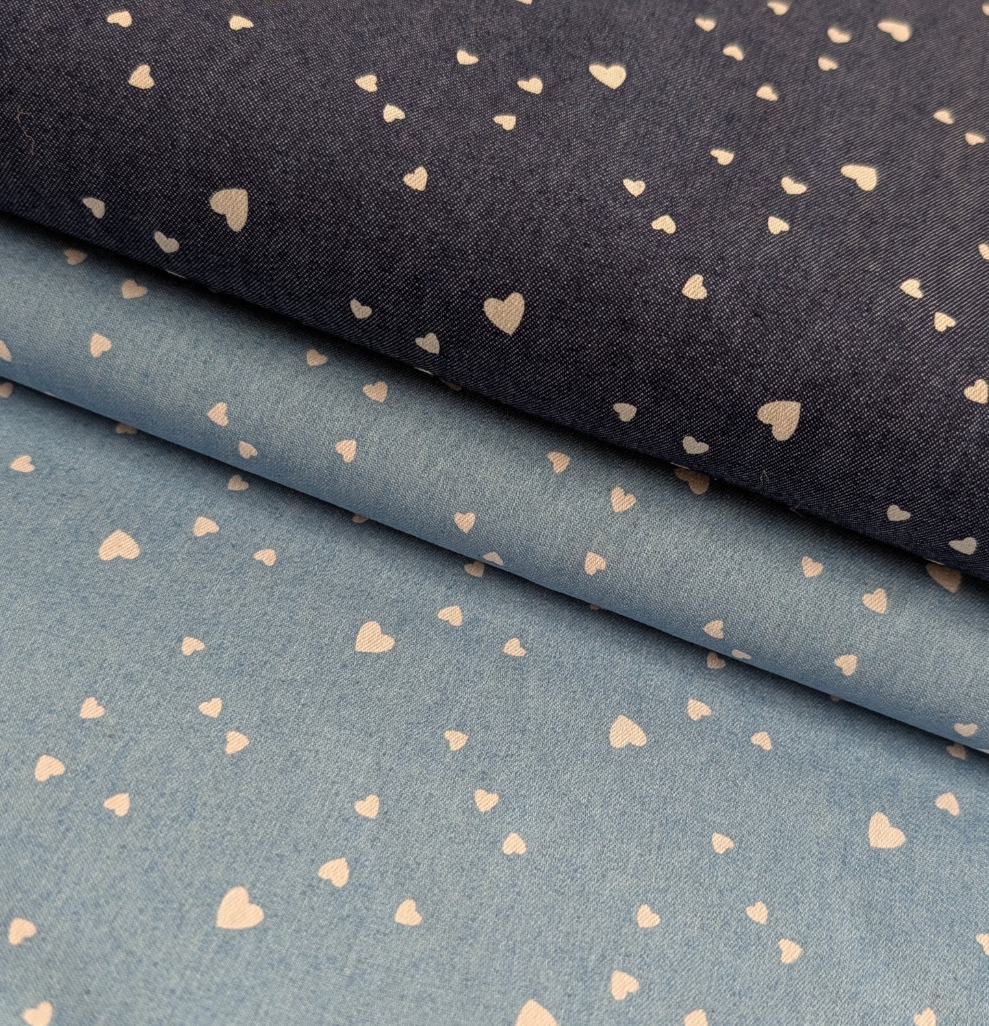 Chambray bleu ciel à cœurs blancs