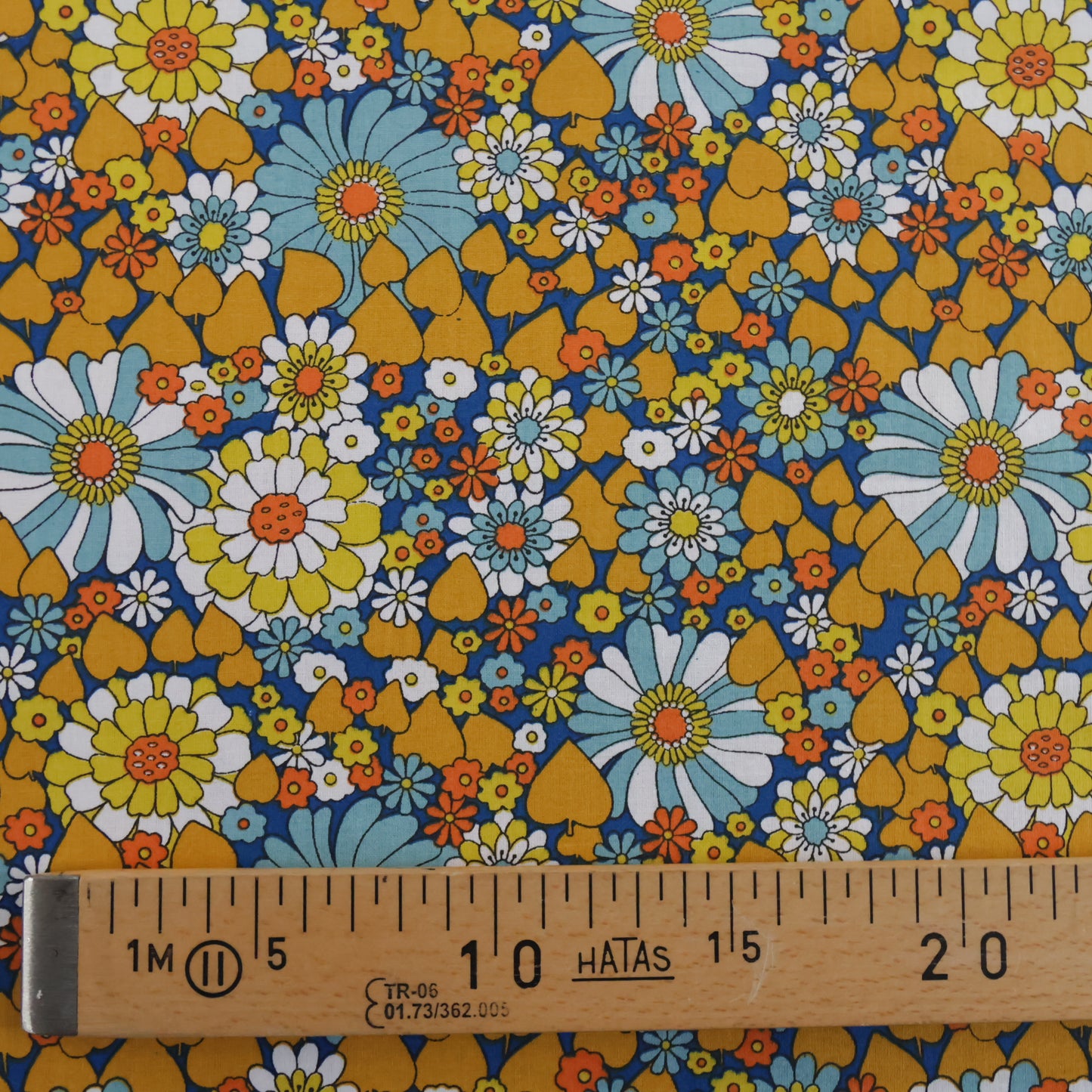 Coton à grandes fleurs sur fond bleu