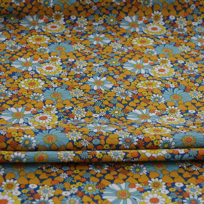 Coton à grandes fleurs sur fond bleu