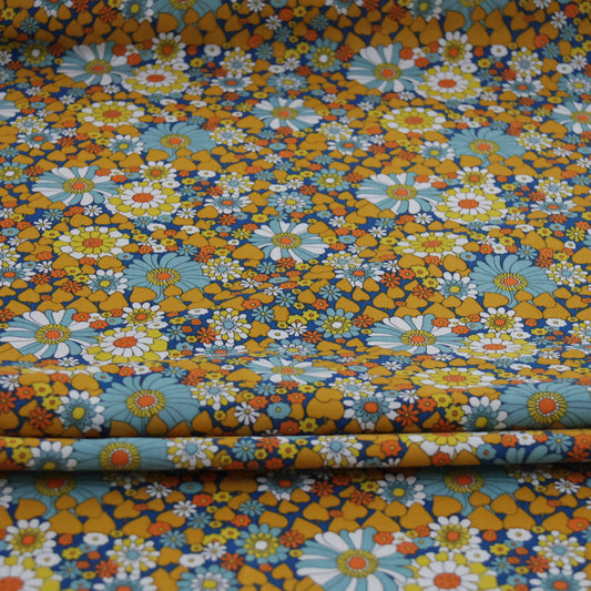 Coton à grandes fleurs sur fond bleu