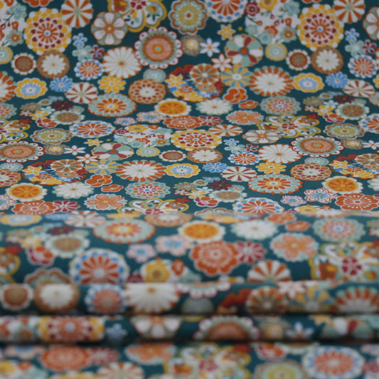 Coton à petites fleurs sur fond bleu