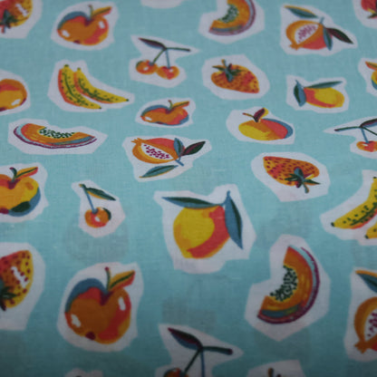 Coton Sirop de fruits colorés sur fond bleu ciel