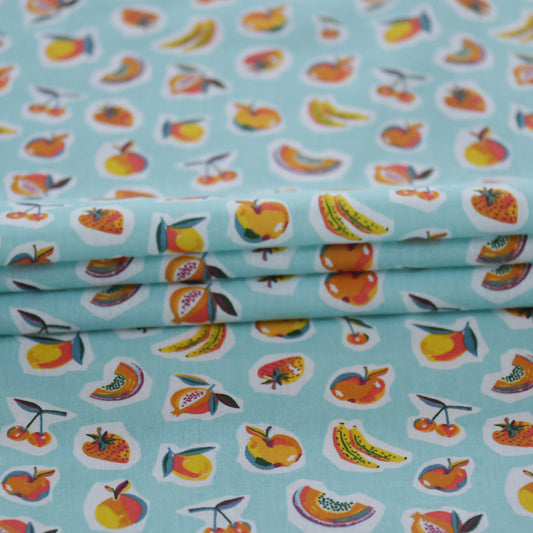 Coton Sirop de fruits colorés sur fond bleu ciel