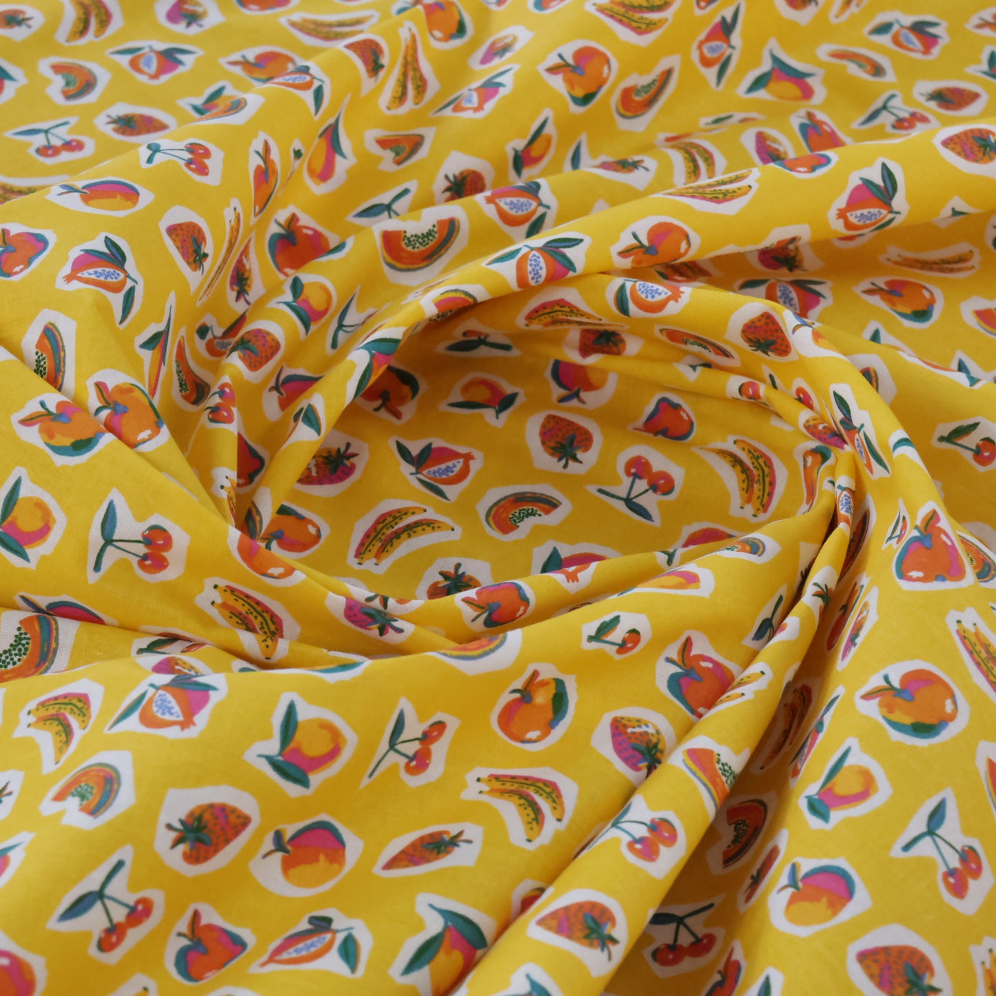 Coton Sirop de fruits colorés sur fond jaune