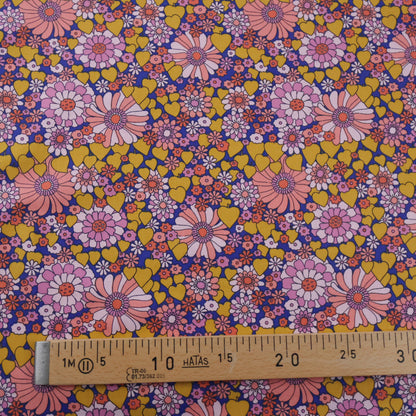 Coton grandes fleurs roses et petits cœurs ocres sur fond bleu
