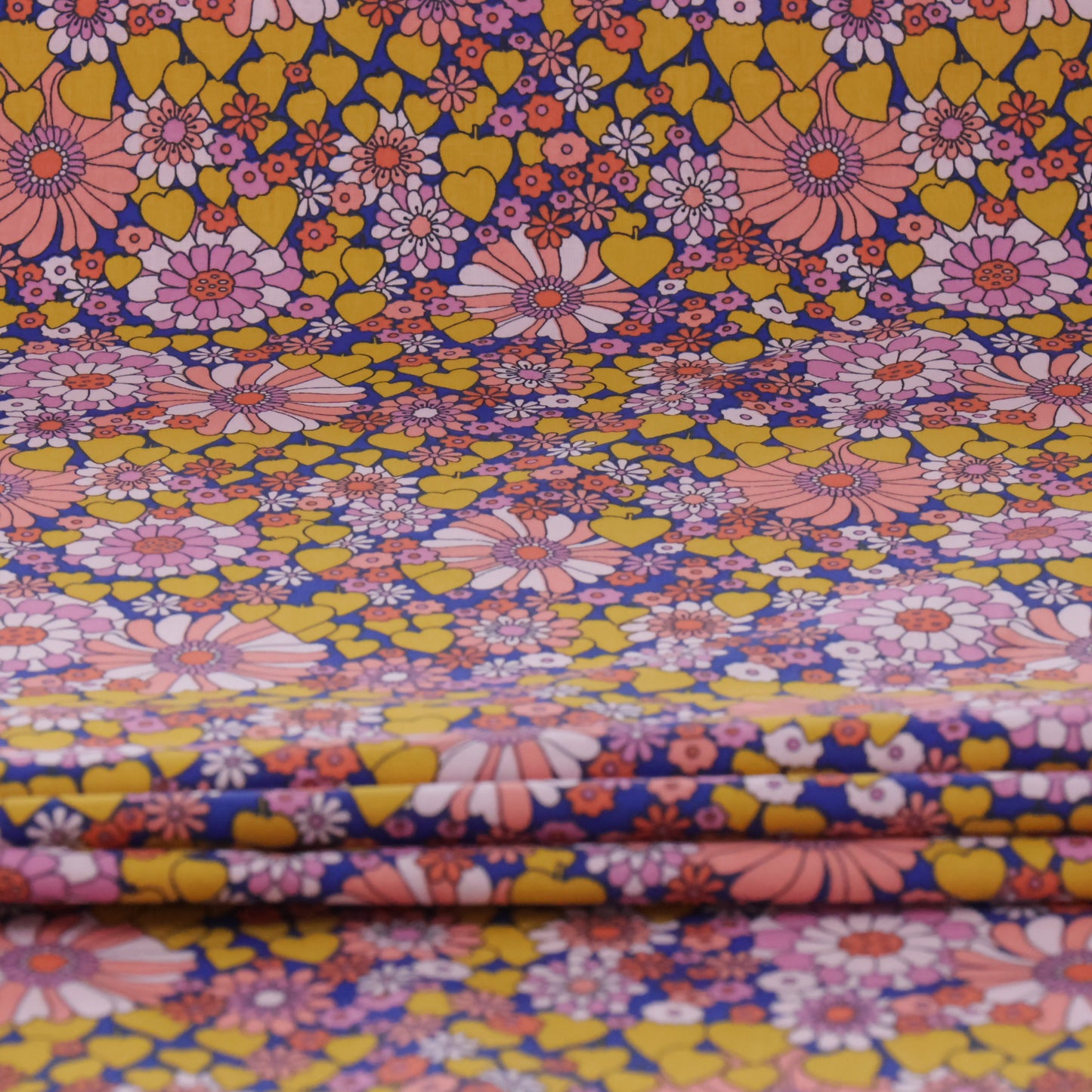 Coton grandes fleurs roses et petits cœurs ocres sur fond bleu