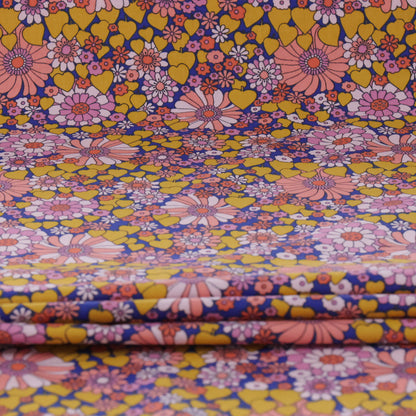 Coton grandes fleurs roses et petits cœurs ocres sur fond bleu
