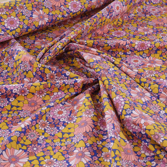 Coton grandes fleurs roses et petits cœurs ocres sur fond bleu