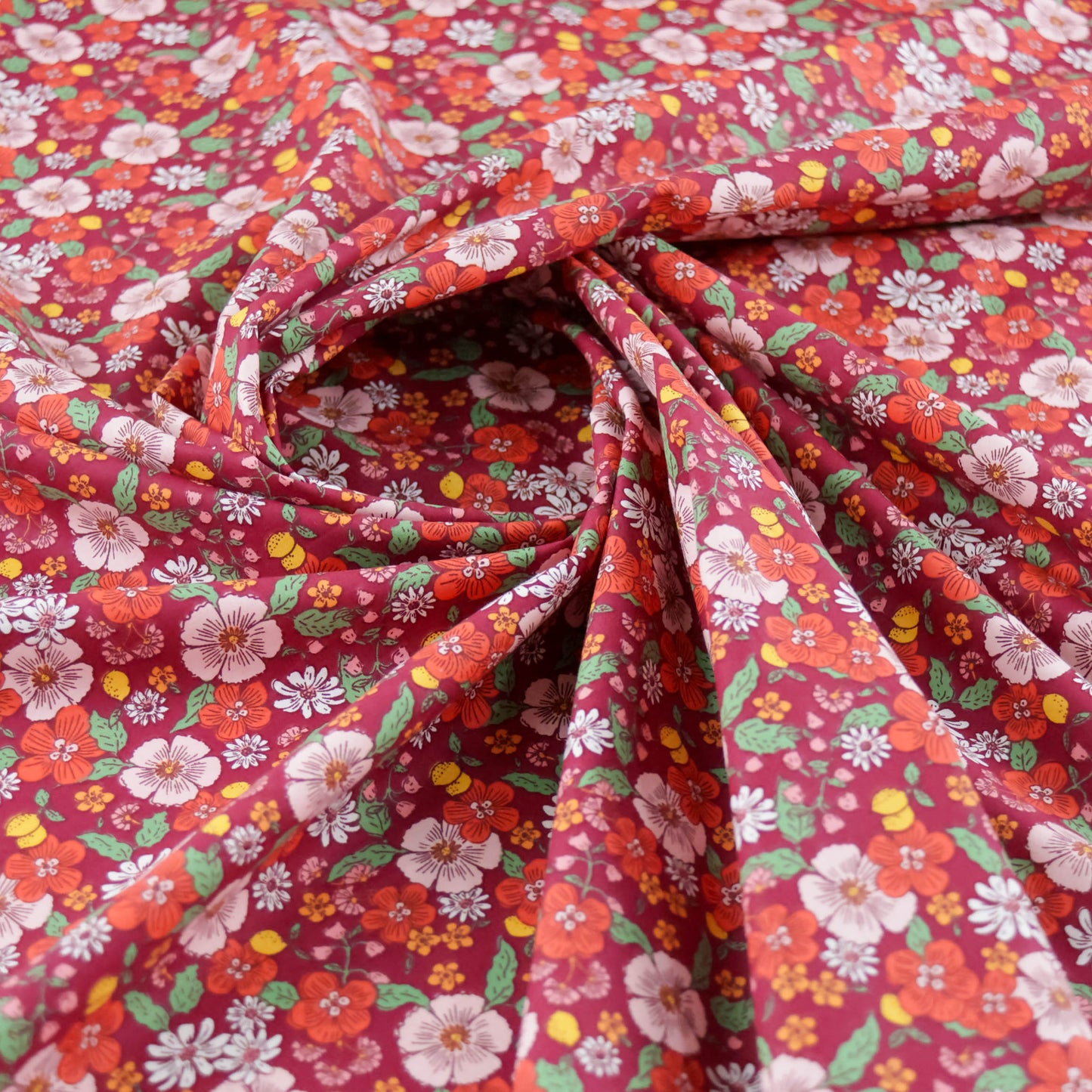 Coton Fleurs et citron sur fond bordeaux