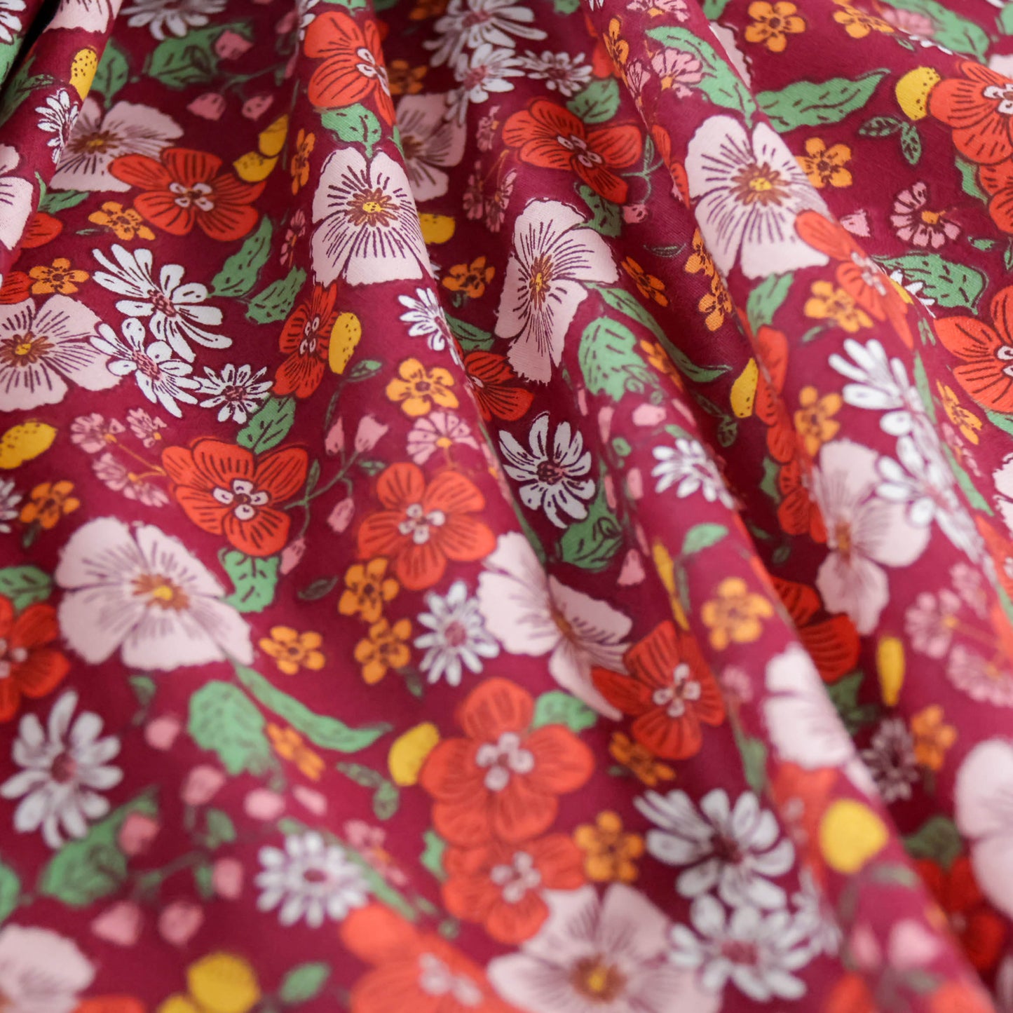 Coton Fleurs et citron sur fond bordeaux