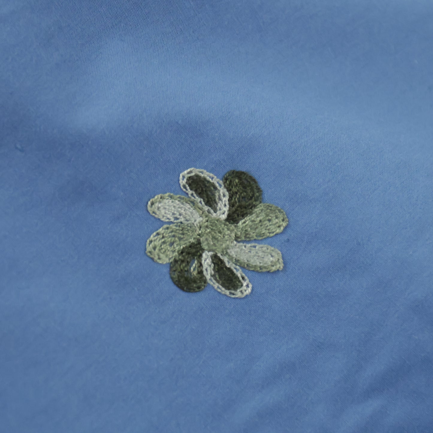 Popeline brodée bleue