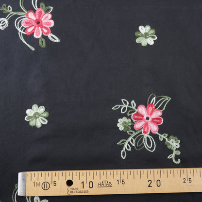 Popeline brodée noire Fleurs vertes