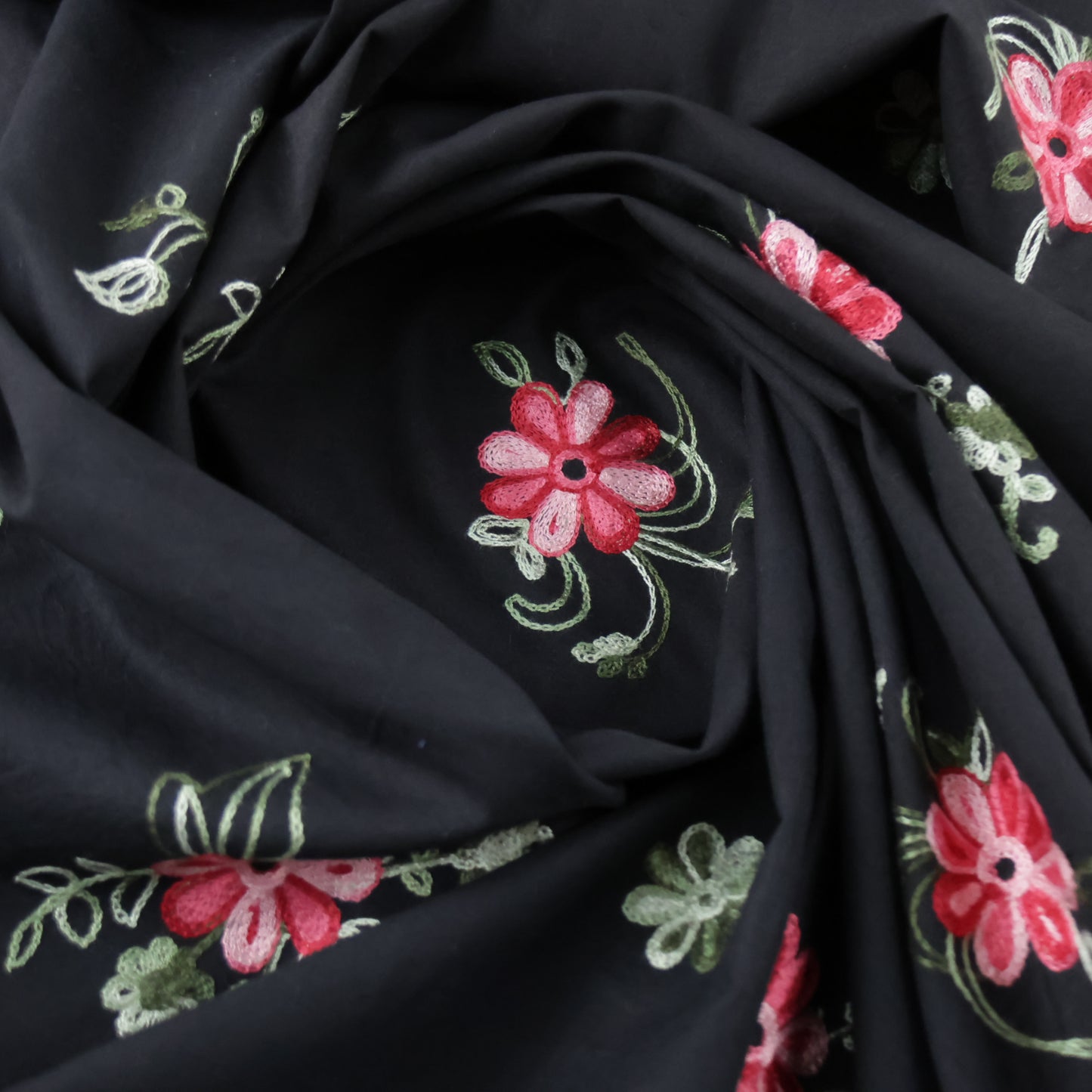 Popeline brodée noire Fleurs vertes