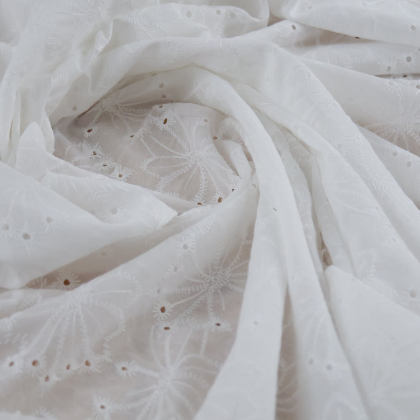 Broderie anglaise 2