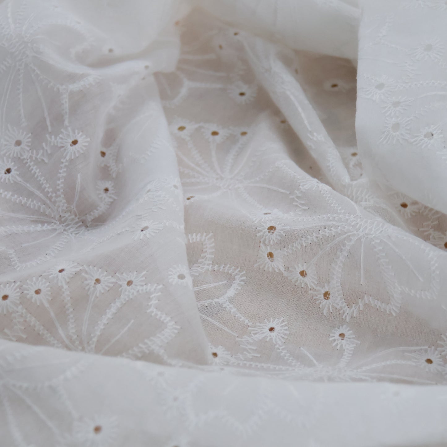 Broderie anglaise 2