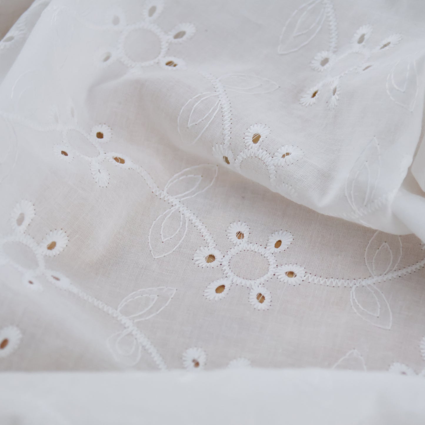 Broderie anglaise 1