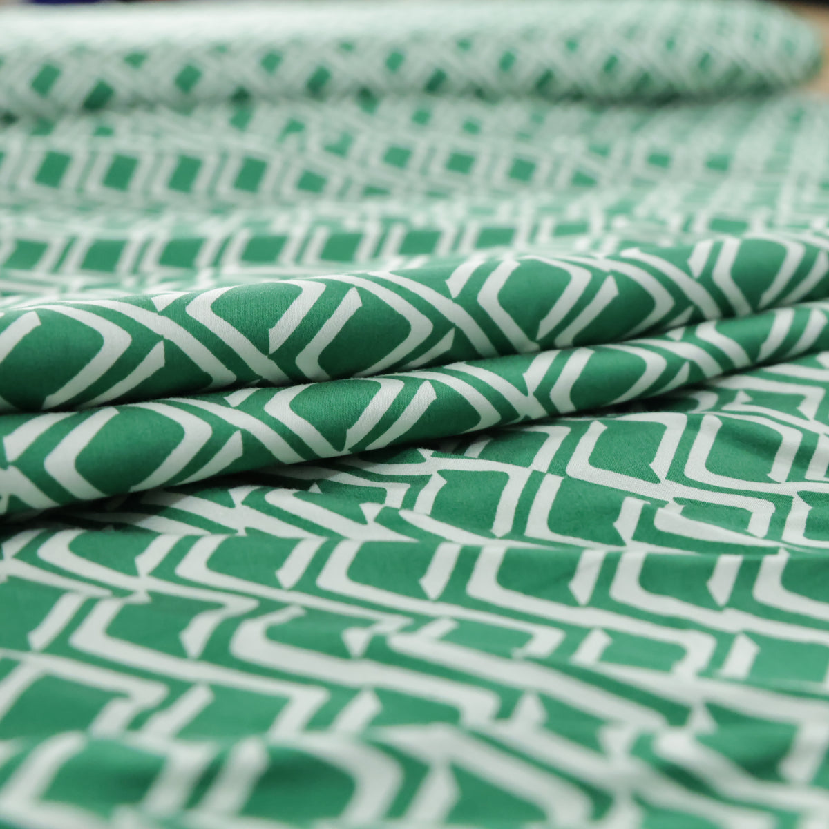 Viscose géométrique verte et blanche