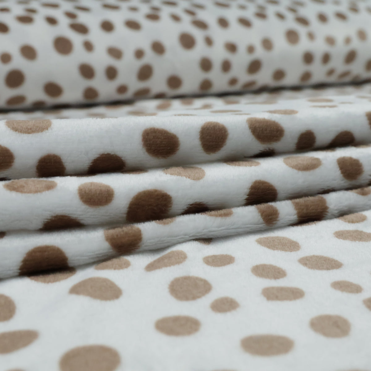 Polaire à pois marron sur fond blanc