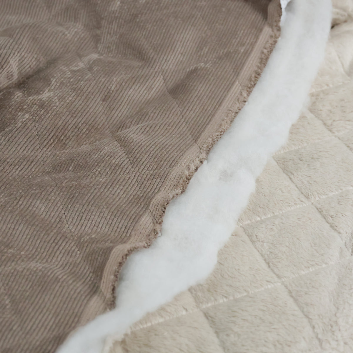 Velours matelassé taupe