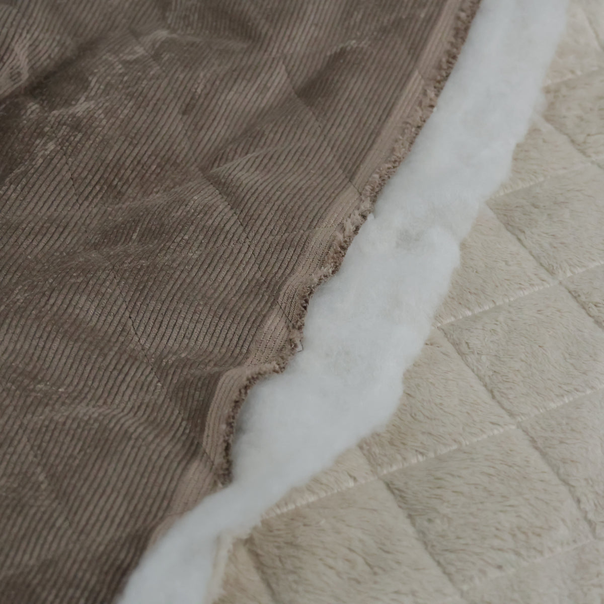 Velours matelassé taupe