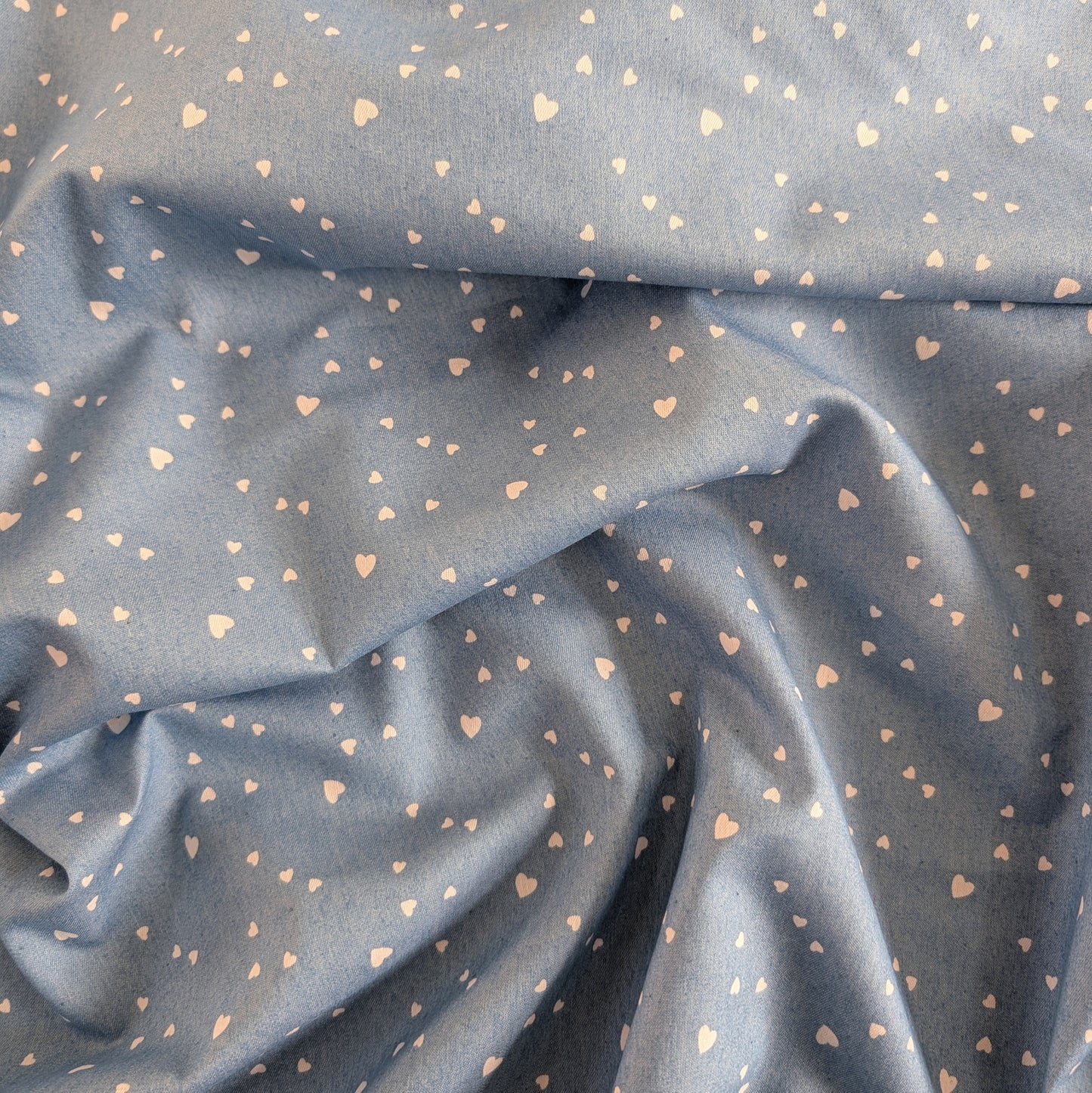 Chambray bleu ciel à cœurs blancs