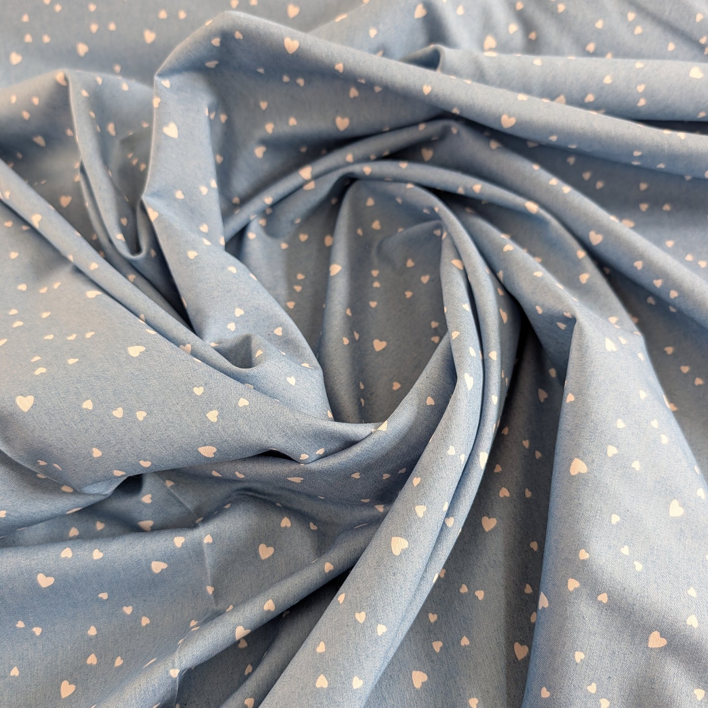 Chambray bleu ciel à cœurs blancs