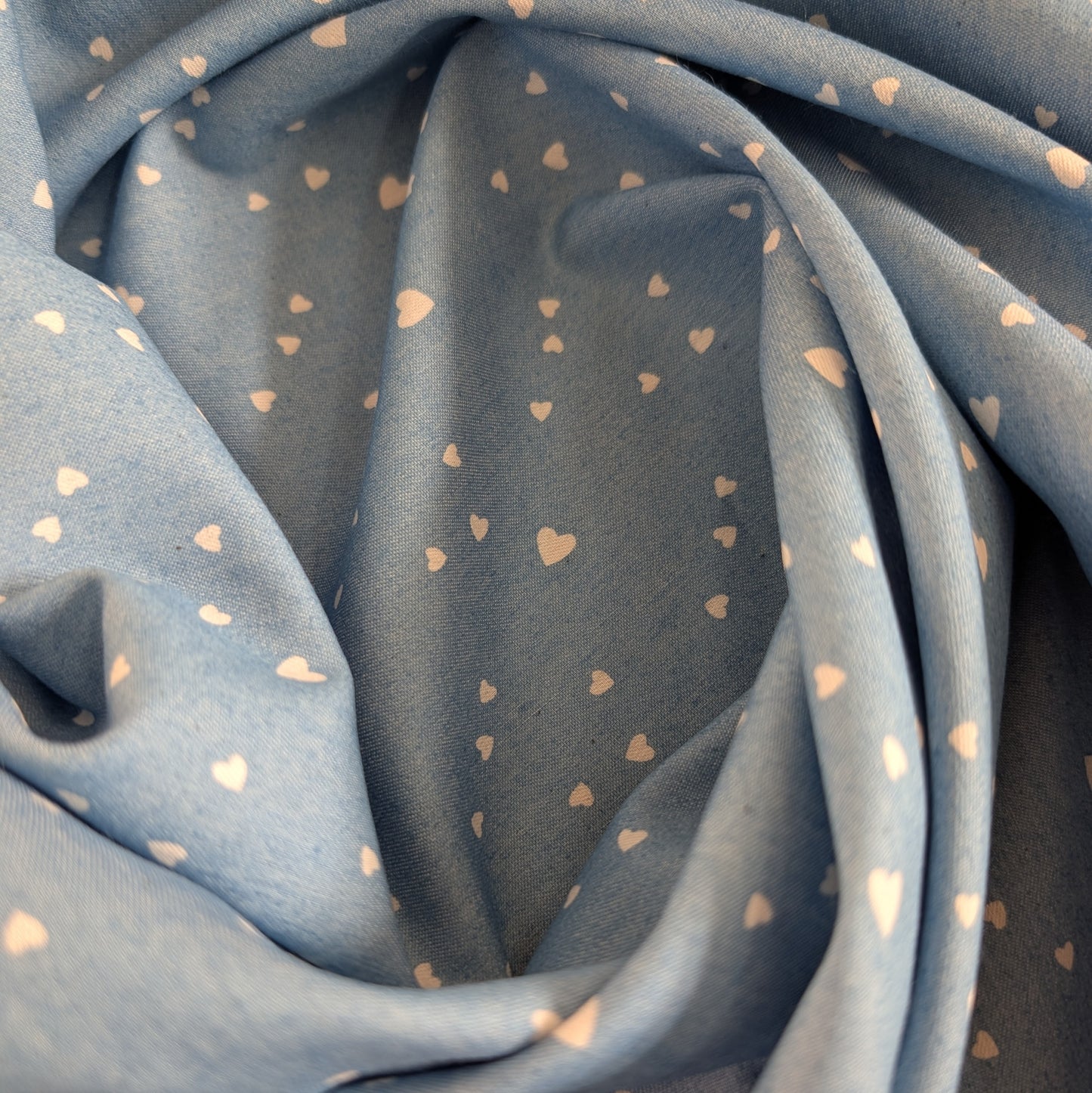Chambray bleu ciel à cœurs blancs