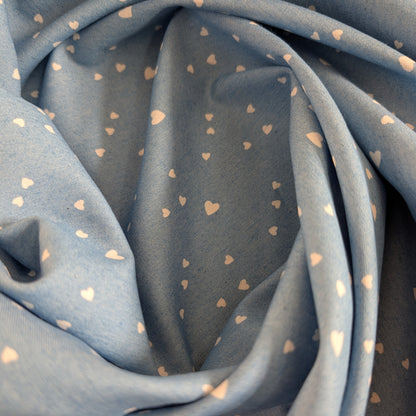 Chambray bleu ciel à cœurs blancs