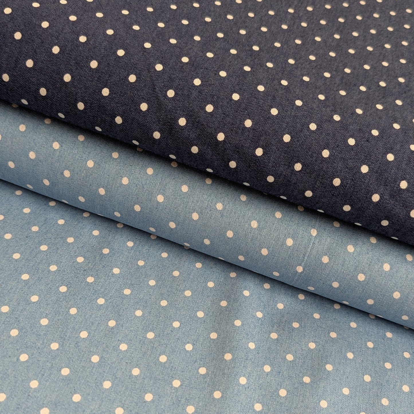 Chambray bleu ciel à petits pois blancs