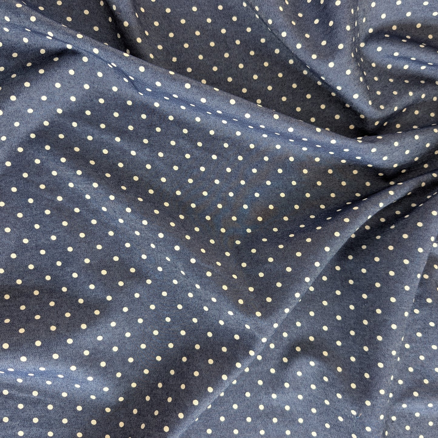 Chambray bleu ciel à petits pois blancs