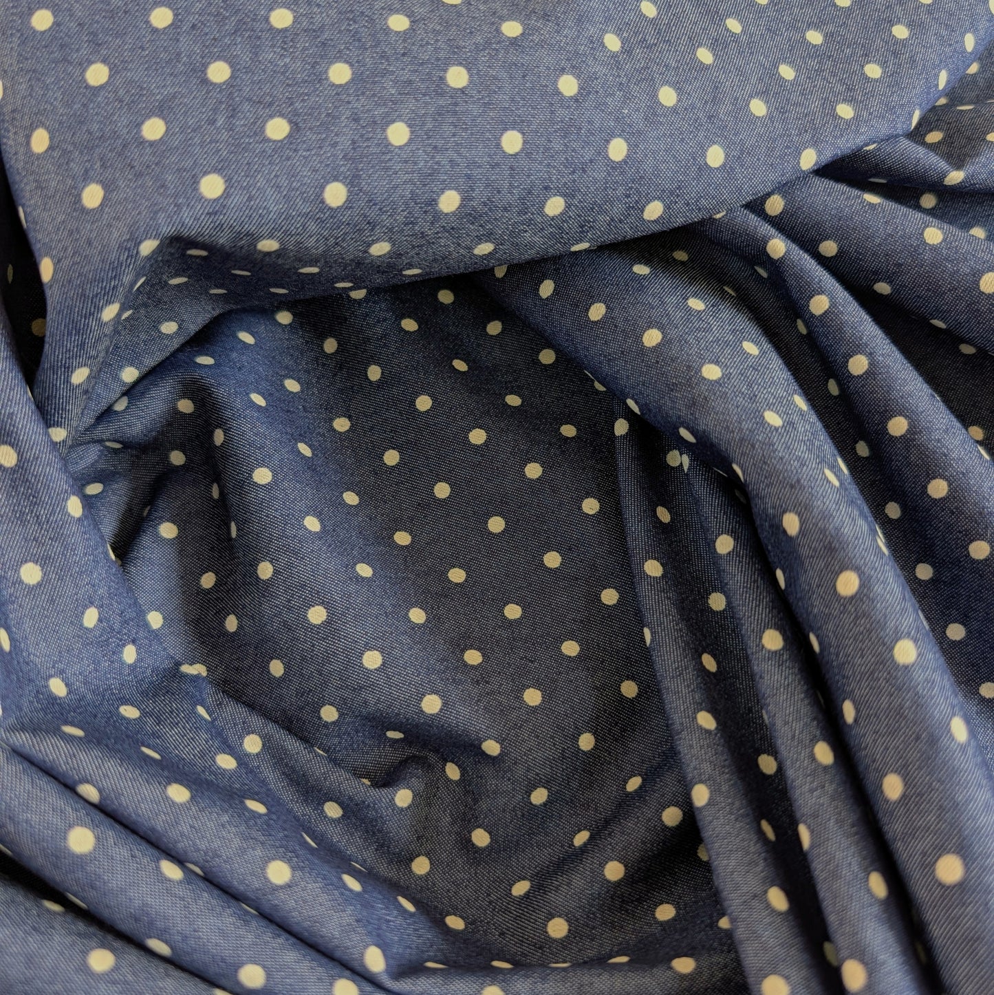 Chambray bleu ciel à petits pois blancs