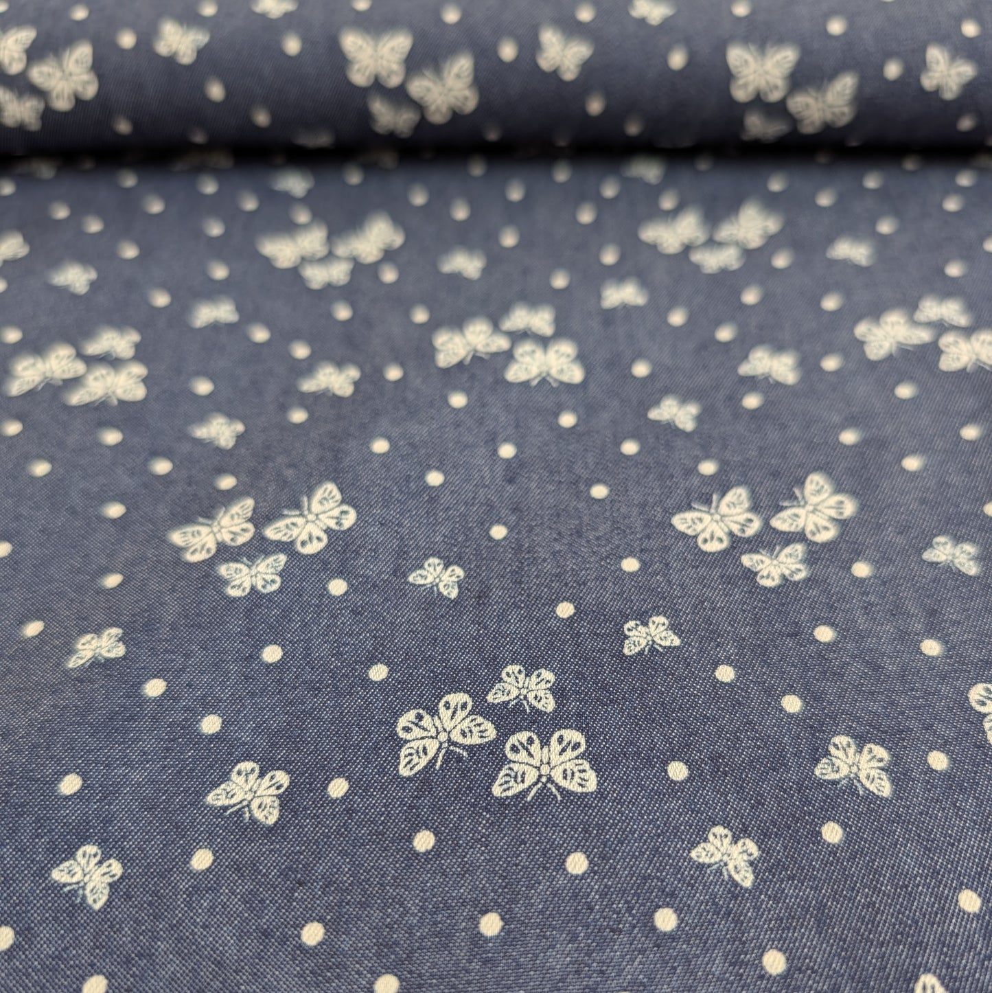 Chambray bleu foncé à papillons blancs