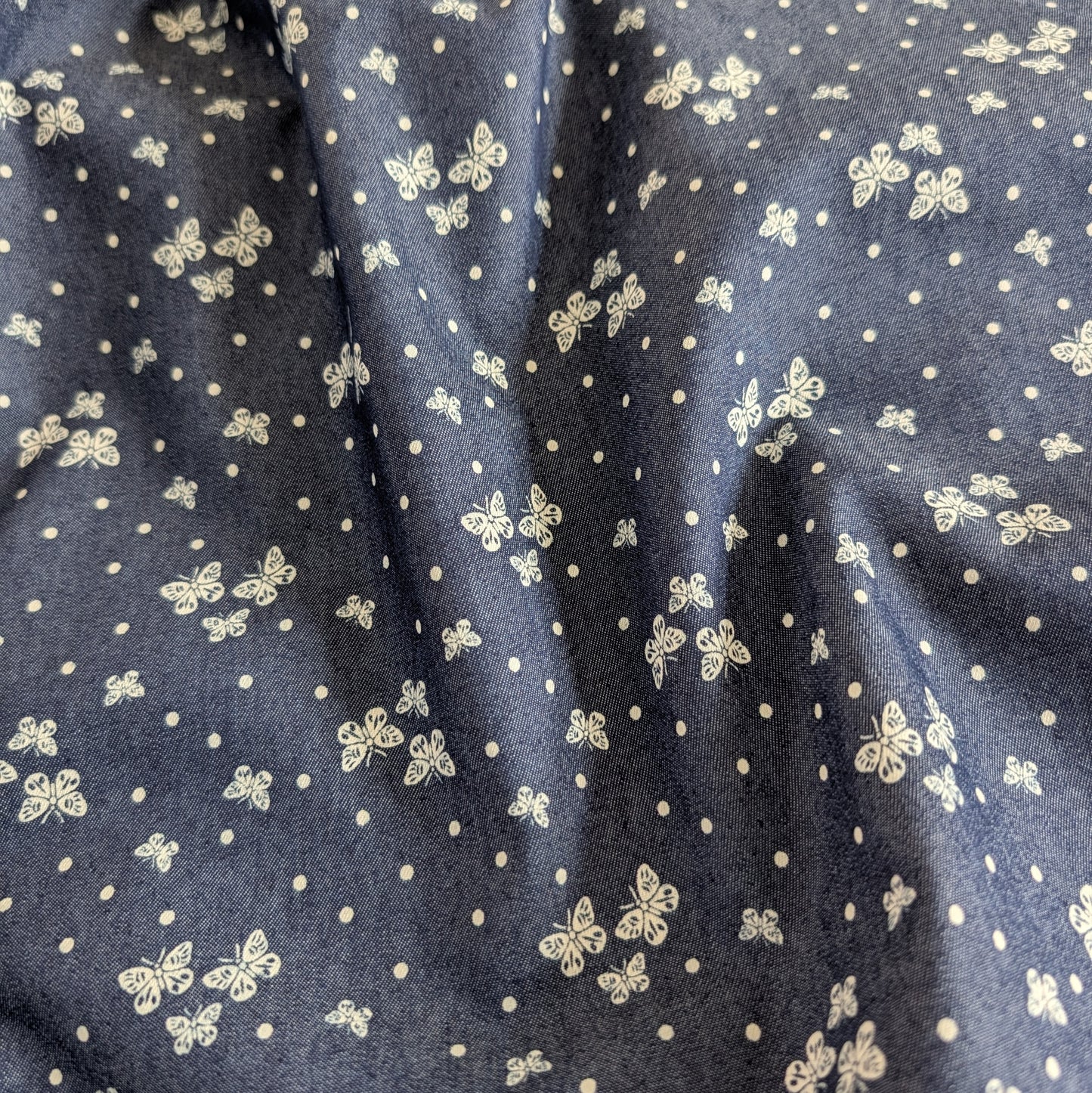 Chambray bleu foncé à papillons blancs